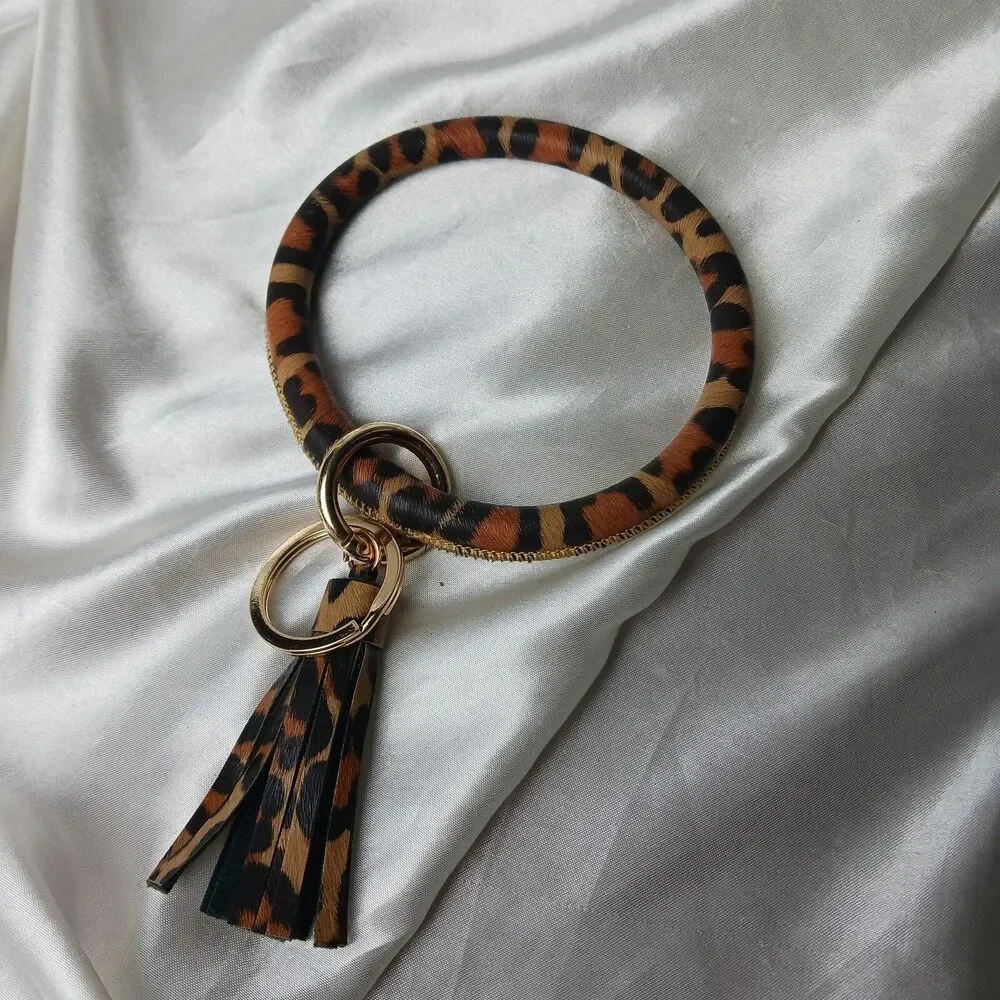 ANIMAL PRINT BRACELET WITH TASSEL KEYCHAIN